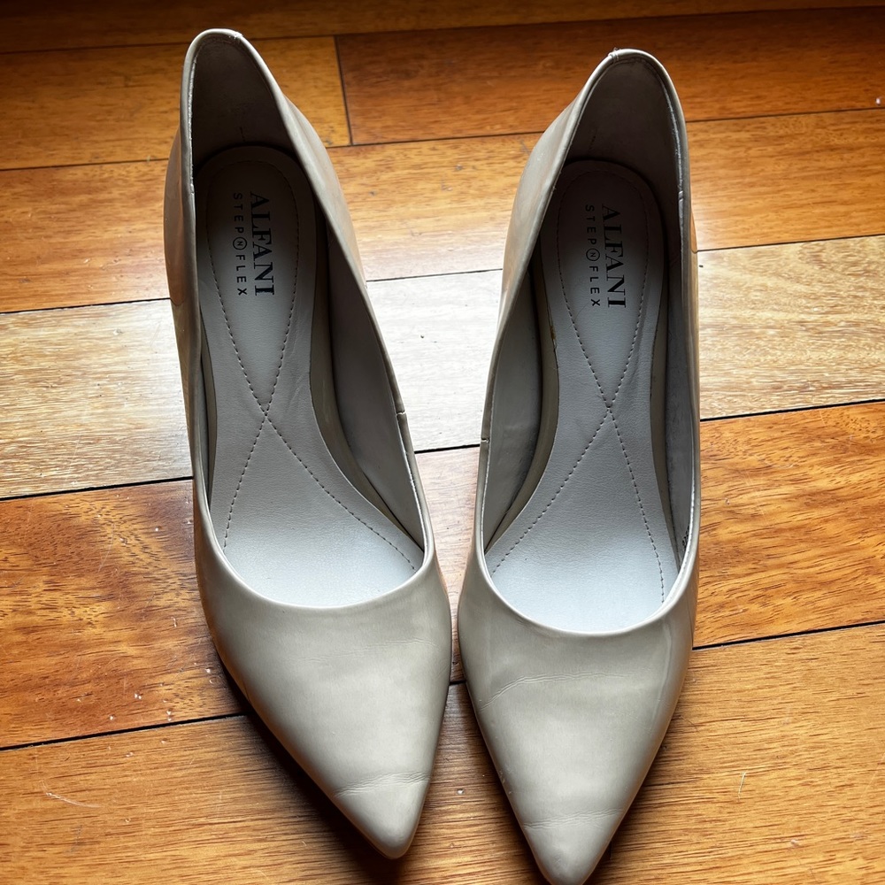 Alfani StepNFlex heel. Size 6. Light beige. GUC.
